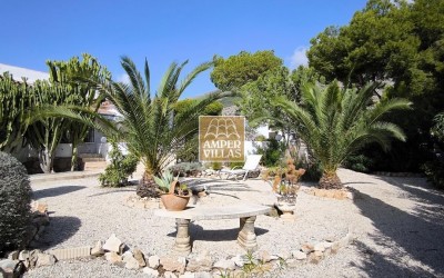 Lovely, cosy villa with a beautiful garden.